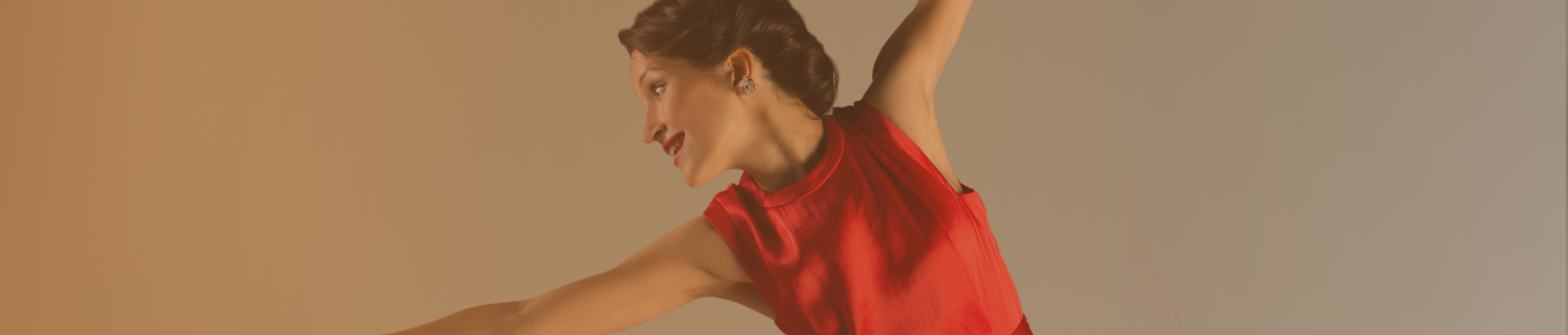 Banner of Ksenia's Secrets of Solo online course Secrets of Improvisation red dress