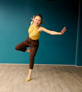 photo of young female dancer Indrė Vereniūtė dancing solo jazz style charleston in a studio